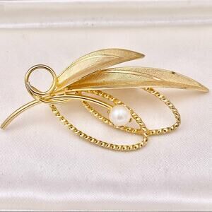 Vintage Textured Leaf Wire Stem Faux Pearl Brooch
